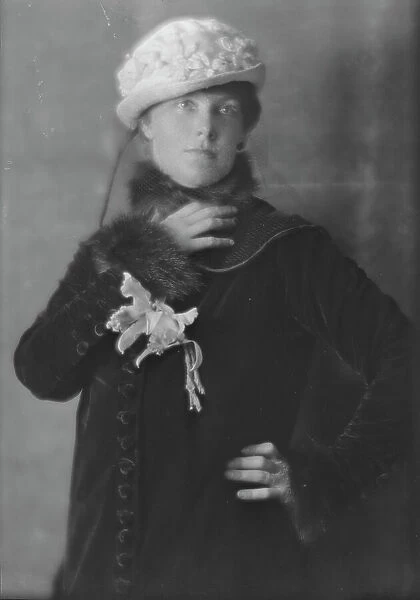 Davis, Dwight, Mrs. portrait photograph, 1915 Dec. Creator: Arnold Genthe