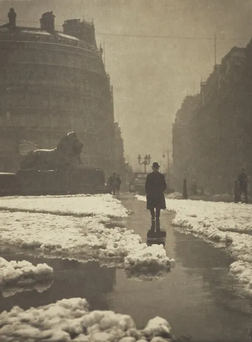 Framed Print : The day breaks cold, Trafalgar Square. From the album: Photograph album - London, 1920s. Creator: Harry Moult Framed Print : The day breaks cold, Trafalgar Square. From the album: Photograph album - London, 1920s. Creator: Harry Moult