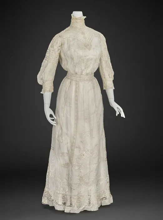 Framed Print : Day Dress, 1900-1915. Creator: Unknown Framed Print : Day Dress, 1900-1915. Creator: Unknown
