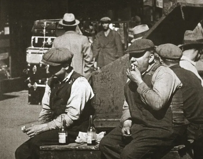 Framed Print : Day labourers having a hot dog and lemonade, Battery Park, New York, USA, early 1930s Framed Print : Day labourers having a hot dog and lemonade, Battery Park, New York, USA, early 1930s