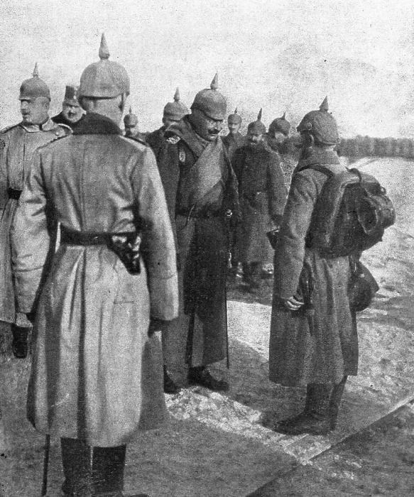 Framed Print : Decembre 1915.--Guillaume II, sur le front de la Strypa, en Galicie, parlant a un... 1915. Creator: Unknown Framed Print : Decembre 1915.--Guillaume II, sur le front de la Strypa, en Galicie, parlant a un... 1915. Creator: Unknown