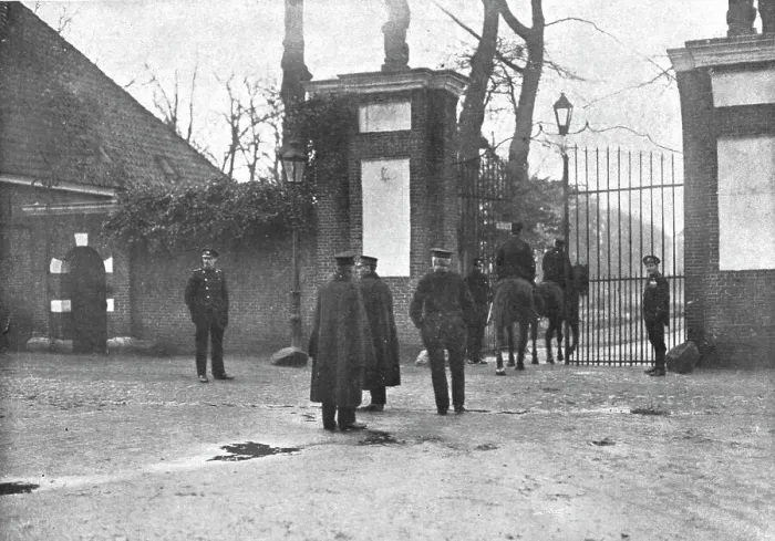 Framed Print : Dechu; A la grille du parc d'Amerongen; releve de la police montee hollandaise... 1918. Creator: Unknown Framed Print : Dechu; A la grille du parc d'Amerongen; releve de la police montee hollandaise... 1918. Creator: Unknown