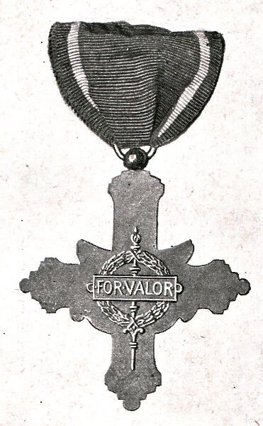 Decorations de Guerre; La croix de guerre americaine, vue de revers, 1917. Creator: Unknown