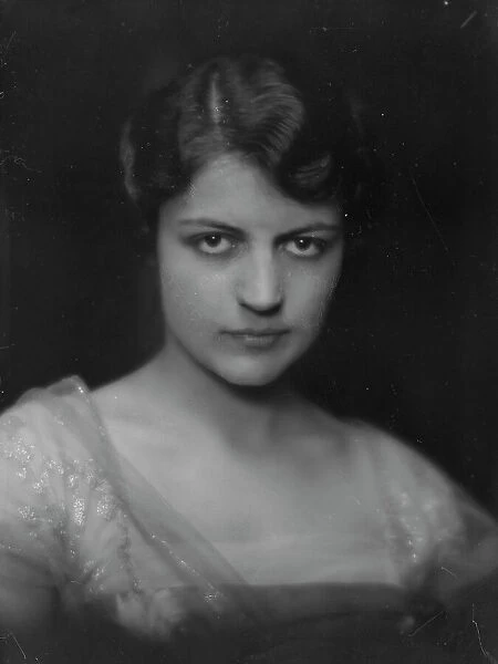 DeMesa, Mrs. portrait photograph, 1915. Creator: Arnold Genthe