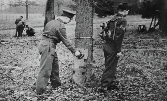 Framed Print : Demonstration of how to place limpet mines, c1943. Creator: British Government Framed Print : Demonstration of how to place limpet mines, c1943. Creator: British Government