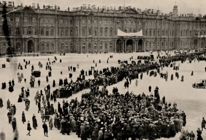Framed Print : Demonstrators gather in front of the Winter Palace in Petrograd, 1917 Framed Print : Demonstrators gather in front of the Winter Palace in Petrograd, 1917