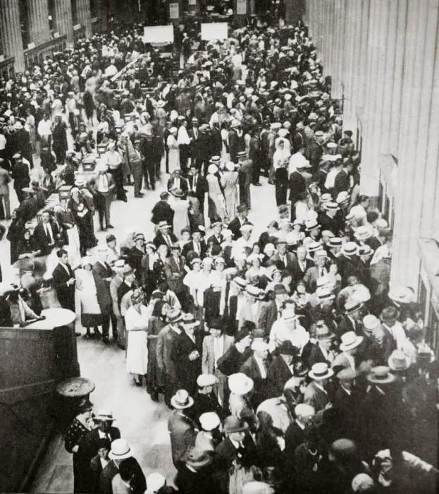 Framed Print : Depositors of the Union Trust Company, Cleveland, Ohio, USA, Great Depression, July 1933 Framed Print : Depositors of the Union Trust Company, Cleveland, Ohio, USA, Great Depression, July 1933