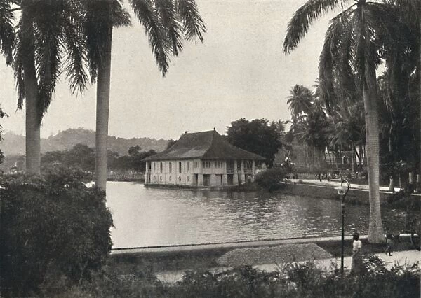Der See von Kand mit dem Bibliotheksgebaude des Tempels des Heiligen Zahnes, 1926