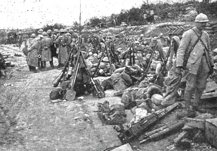 Framed Print : Derriere la bataille, au Sud de la Somme: avant, pendant et apres une attaque.. 1916. Creator: Unknown Framed Print : Derriere la bataille, au Sud de la Somme: avant, pendant et apres une attaque.. 1916. Creator: Unknown