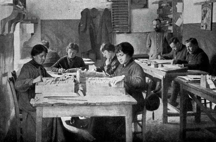 Framed Print : Des femmes dans les casernes; Au bureau de la mobilisation : le classement des fiches, 1916. Creator: Unknown Framed Print : Des femmes dans les casernes; Au bureau de la mobilisation : le classement des fiches, 1916. Creator: Unknown