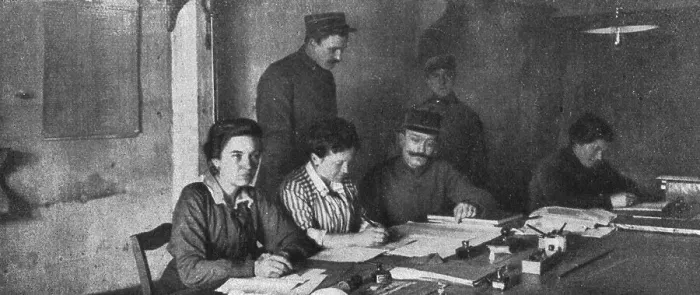Framed Print : Des femmes dans les casernes; Aux ecritures, 1916. Creator: Unknown Framed Print : Des femmes dans les casernes; Aux ecritures, 1916. Creator: Unknown