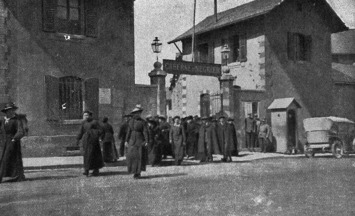 Framed Print : Des femmes dans les casernes; La sortie, 1916. Creator: Unknown Framed Print : Des femmes dans les casernes; La sortie, 1916. Creator: Unknown