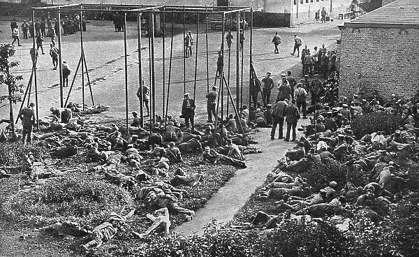 Des le 10 aout, des milliers de prisonniers allemands peuplent les casernes de Bruges, 1914. Creator: Unknown