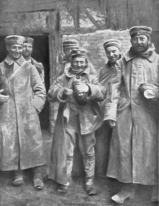 Framed Print : Des prisonniers Allemands, qui viennent de toucher leur ration de pain, 1915. Creator: Unknown Framed Print : Des prisonniers Allemands, qui viennent de toucher leur ration de pain, 1915. Creator: Unknown