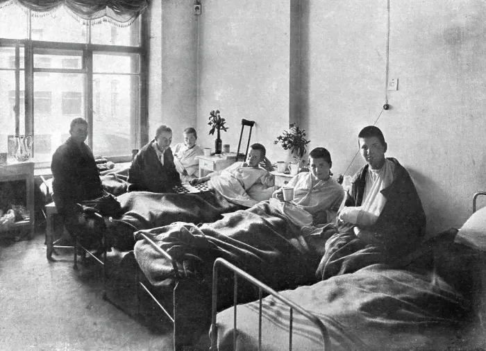 Framed Print : Des Vaillants; Femme-soldats, blessees dans l'offensive, en traitement dans un hopital... 1917. Creator: Unknown Framed Print : Des Vaillants; Femme-soldats, blessees dans l'offensive, en traitement dans un hopital... 1917. Creator: Unknown