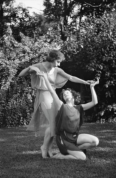 Desha and Leah dancing in Port Washington, 1921 Aug. 21. Creator: Arnold Genthe