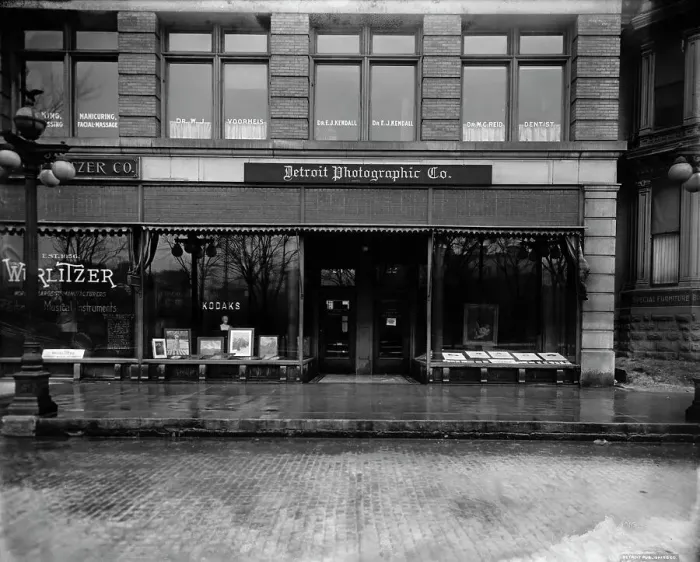 Framed Print : Detroit Photographic Company galleries, Detroit, Mich. between 1905 and 1915. Creator: Unknown Framed Print : Detroit Photographic Company galleries, Detroit, Mich. between 1905 and 1915. Creator: Unknown