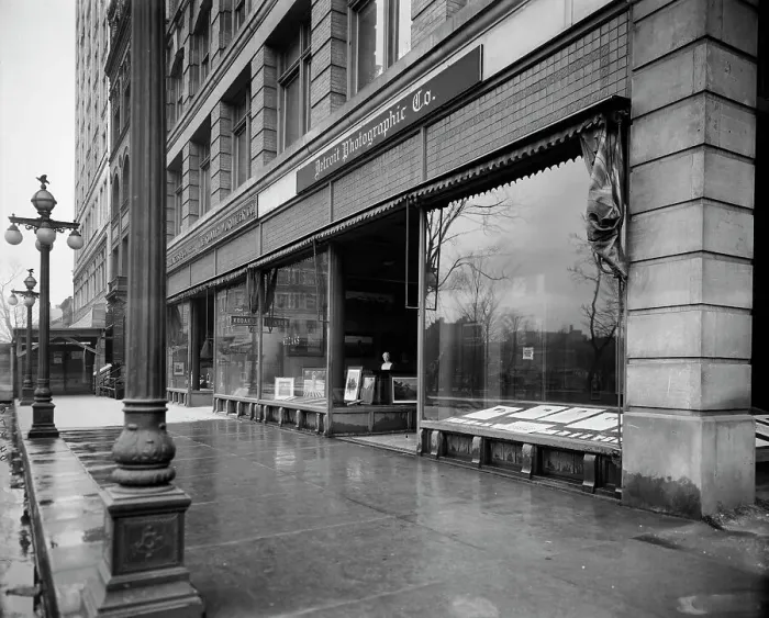 Framed Print : Detroit Photographic Company galleries, Detroit, Mich. between 1905 and 1915. Creator: Unknown Framed Print : Detroit Photographic Company galleries, Detroit, Mich. between 1905 and 1915. Creator: Unknown