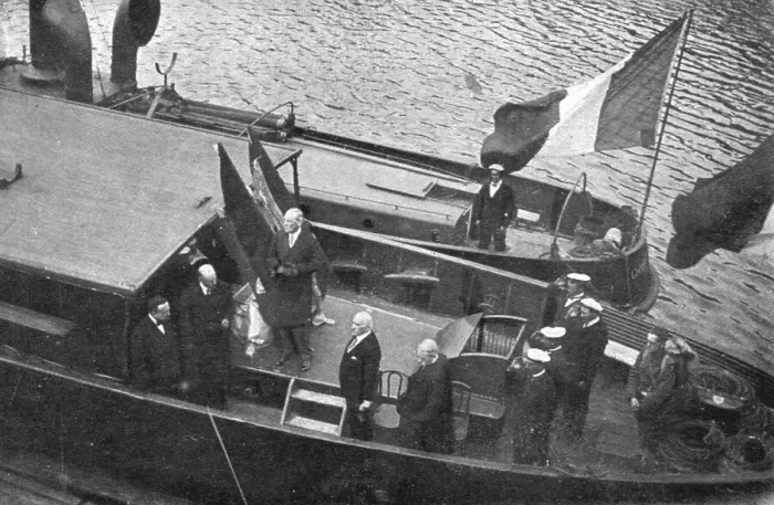 Framed Print : Deux departs; a Brest: le president Wilson, a bord de la canniere qui va l'amener au... 1919. Creator: Unknown Framed Print : Deux departs; a Brest: le president Wilson, a bord de la canniere qui va l'amener au... 1919. Creator: Unknown