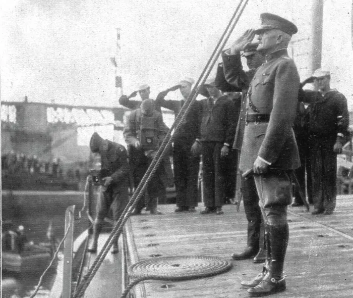 Framed Print : Deux departs; le salut d'adieu du general Pershing a la France, 1919. Creator: Unknown Framed Print : Deux departs; le salut d'adieu du general Pershing a la France, 1919. Creator: Unknown