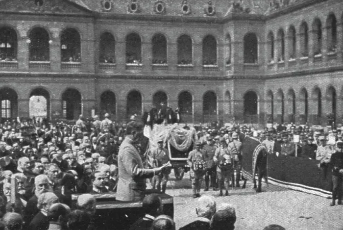 Framed Print : Deux grands morts; Aux Invalides, le I juin 1916: le discours du ministre de la... 1916 (1924) Creator: Unknown Framed Print : Deux grands morts; Aux Invalides, le I juin 1916: le discours du ministre de la... 1916 (1924) Creator: Unknown