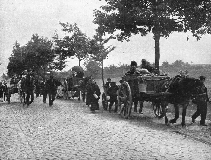 Framed Print : Devant l'envahisseur; Les habitants des campagnes belges fuient sur les routes, 1914. Creator: Unknown Framed Print : Devant l'envahisseur; Les habitants des campagnes belges fuient sur les routes, 1914. Creator: Unknown