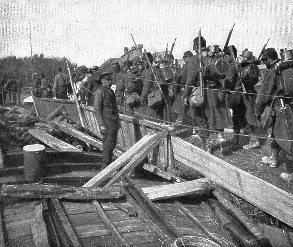 'Devant les Falaises de L'Aisne; Un pont sur l'Oise improvise par le genie, 1914. Creator: Unknown