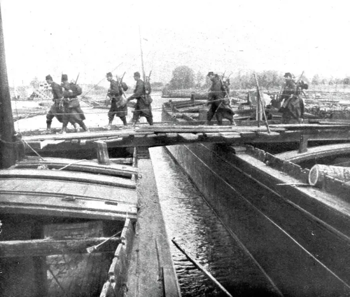 Framed Print : Devant les Falaises de L'Aisne; Un pont sur l'Oise improvise par le genie, 1914. Creator: Unknown Framed Print : Devant les Falaises de L'Aisne; Un pont sur l'Oise improvise par le genie, 1914. Creator: Unknown