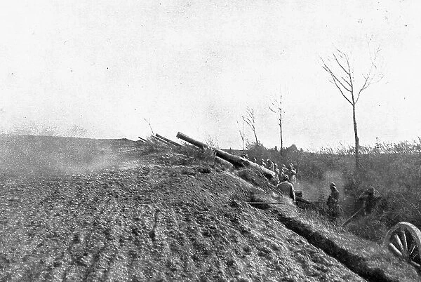 Devant Montdidier; Batteries de 155 en action, 1918. Creator: Unknown