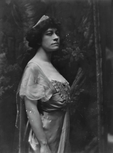 Deyo, Ruth, Miss, portrait photograph, 1913. Creator: Arnold Genthe