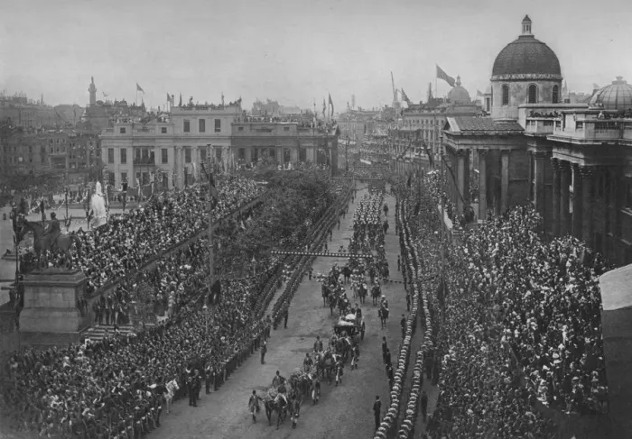 Framed Print : The Diamond Jubilee: Queen Victorias carriage passing the National Gallery, London, 1897 (1906) Framed Print : The Diamond Jubilee: Queen Victorias carriage passing the National Gallery, London, 1897 (1906)