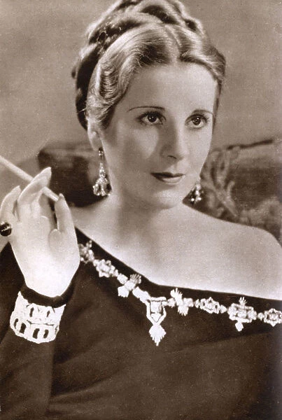 Diana Wynyard, British actress, 1933