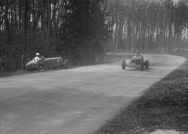 Dick Shuttleworths Alfa Romeo passing Raymond Mays crashed ERA, Donington Park, 1935
