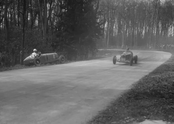 Framed Print : Dick Shuttleworths Alfa Romeo passing Raymond Mays crashed ERA, Donington Park, 1935 Framed Print : Dick Shuttleworths Alfa Romeo passing Raymond Mays crashed ERA, Donington Park, 1935