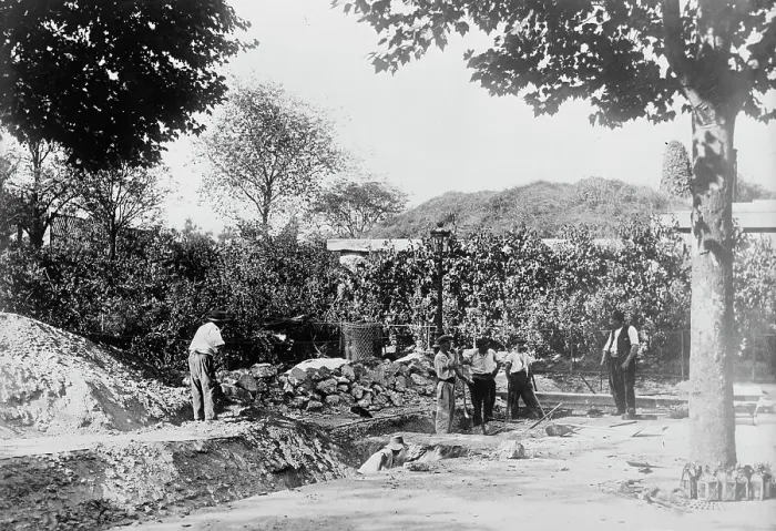 Framed Print : Digging trench at Porte Maillot, Paris, 1914. Creator: Bain News Service Framed Print : Digging trench at Porte Maillot, Paris, 1914. Creator: Bain News Service