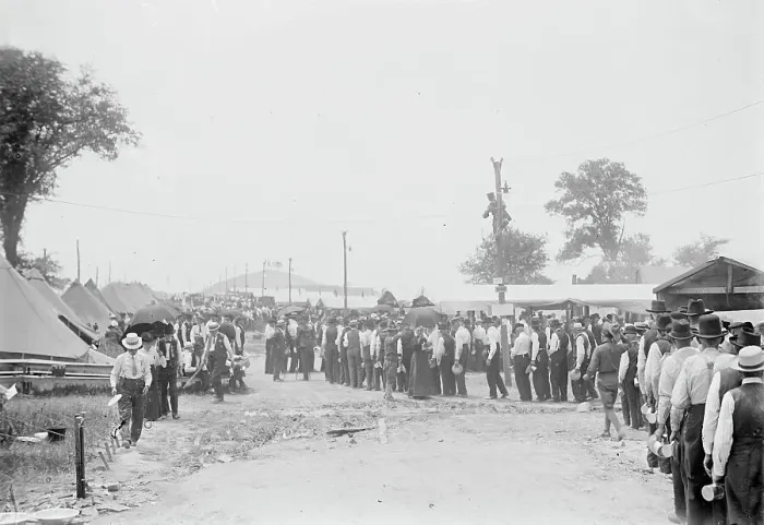 Framed Print : Dinner Hour - Gettysburg, 1913. Creator: Bain News Service Framed Print : Dinner Hour - Gettysburg, 1913. Creator: Bain News Service