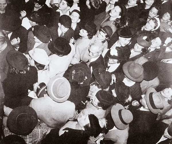 Disembarked passengers from the liner Conte di Savoia, New York, USA, September 1939