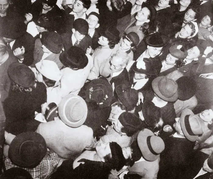 Framed Print : Disembarked passengers from the liner Conte di Savoia, New York, USA, September 1939 Framed Print : Disembarked passengers from the liner Conte di Savoia, New York, USA, September 1939