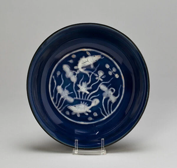 Dish with Fish Swimming in Lotus Pond, Ming dynasty (1368-1644), Wanli reign (1573-1620)