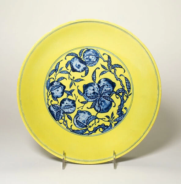 Dish with Peaches and Morning Glory, Qing dynasty (1644-1912), probably 19th century