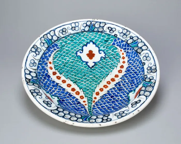Framed Print : Dish (Tabaq) with Scale Pattern and Serrated Leaves, Ottoman dynasty (1299-1923) Framed Print : Dish (Tabaq) with Scale Pattern and Serrated Leaves, Ottoman dynasty (1299-1923)