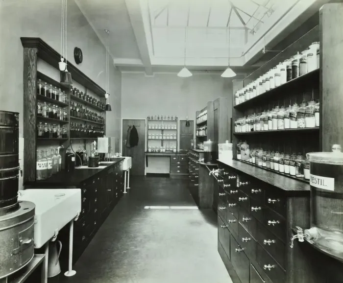 Framed Print : Dispensary for out-patients, Hammersmith Hospital, London, 1935