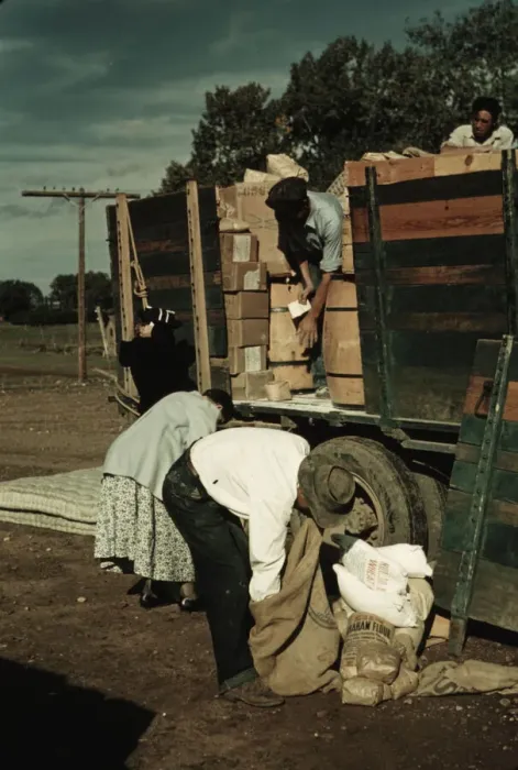 Framed Print : Distributing surplus commodities, St. Johns, Ariz. 1940. Creator: Russell Lee