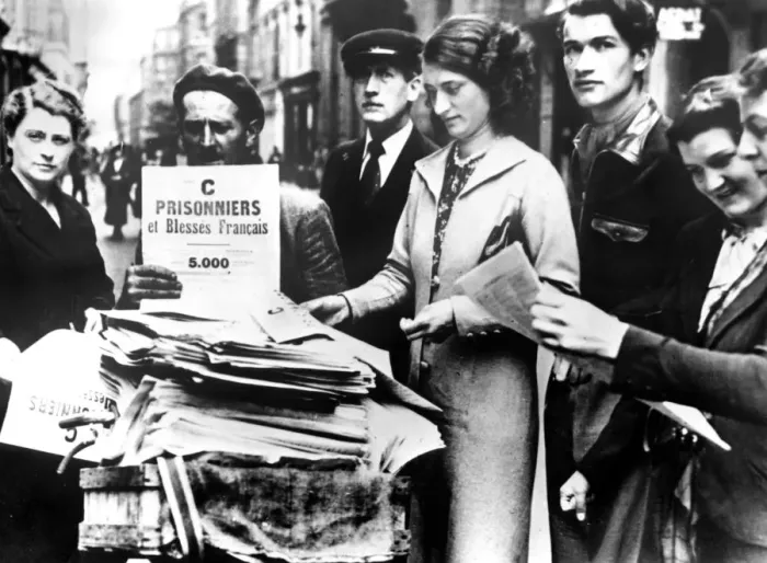 Framed Print : Distribution of the first official lists of wounded and captured French people, Paris, 25 July 1940 Framed Print : Distribution of the first official lists of wounded and captured French people, Paris, 25 July 1940