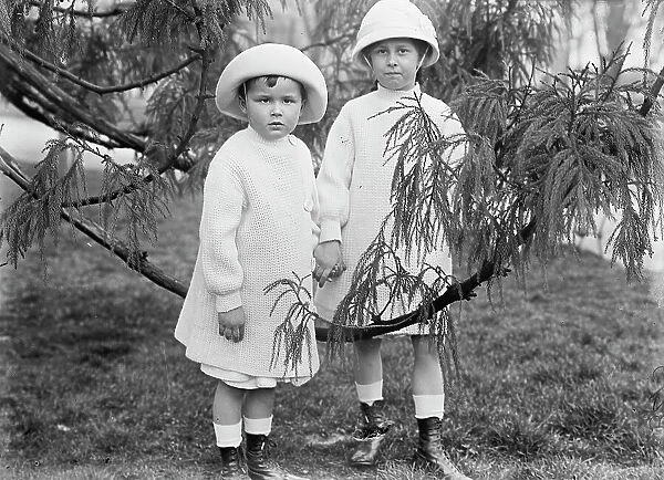 District of Columbia Parks Children, 1913. Creator: Harris & Ewing. District of Columbia Parks Children, 1913. Creator: Harris & Ewing