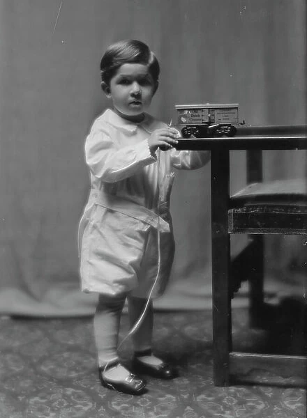 Dodd, E.A. Mrs. child of, portrait photograph, ca. 1913. Creator: Arnold Genthe