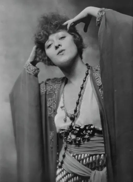 Framed Print : Dolly sister, portrait photograph, 1916. Creator: Arnold Genthe Framed Print : Dolly sister, portrait photograph, 1916. Creator: Arnold Genthe