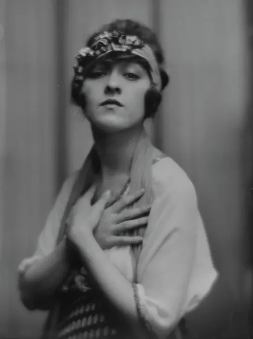 Framed Print : Dolly sister, portrait photograph, 1916. Creator: Arnold Genthe Framed Print : Dolly sister, portrait photograph, 1916. Creator: Arnold Genthe