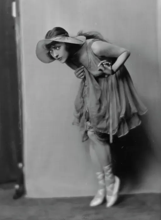 Framed Print : Dolly sister, portrait photograph, 1916. Creator: Arnold Genthe Framed Print : Dolly sister, portrait photograph, 1916. Creator: Arnold Genthe