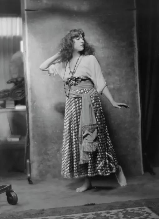 Framed Print : Dolly sister, portrait photograph, 1916. Creator: Arnold Genthe Framed Print : Dolly sister, portrait photograph, 1916. Creator: Arnold Genthe